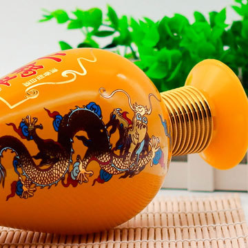 批量生產(chǎn)帝王黃噴涂酒瓶 一斤裝烤花白酒瓶鄆城玻璃瓶噴涂瓶